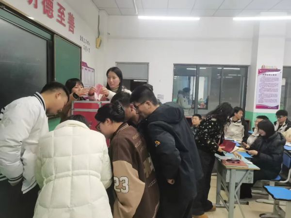 陇南育才学校师生向罹患重病的李丽兰老师捐款135183.1元