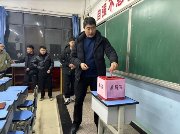 陇南育才学校师生向罹患重病的李丽兰老师捐款135183.1元