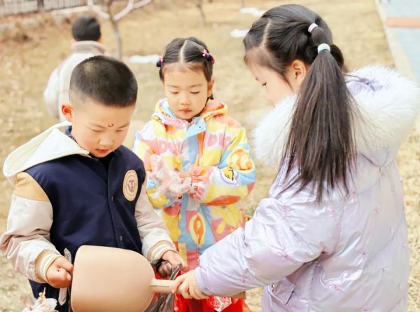 “童心向雷锋 师幼同前行”乐乐堡海德郡幼儿园2025年学习雷锋好榜样系列活动